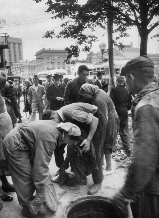 Работа коммунальщиков на улице. СССР, Москва, 1956 год. Работа коммунальщиков на улице. СССР, Москва, 1956 год.