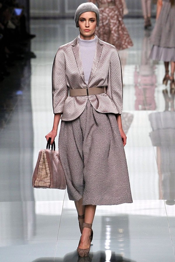 На фото модель демонстрируют коллекцию осень-зима 2012-2013гг. от Christian Dior Christian Dior не хватает Гальяно. Коллекция осень-зима 2012-2013