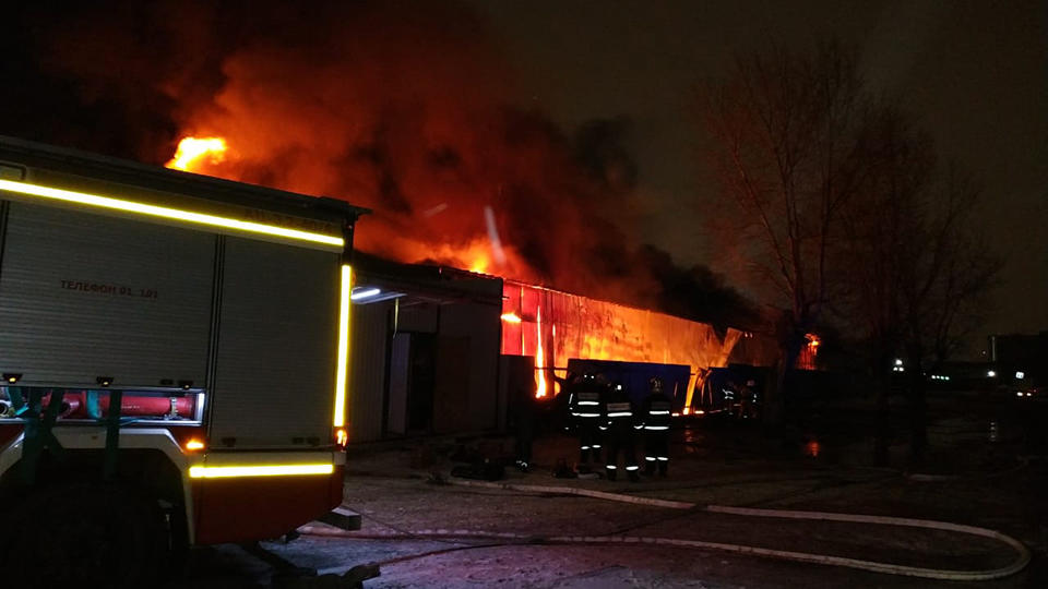 Появилось видео с места пожара на рынке в Екатеринбурге