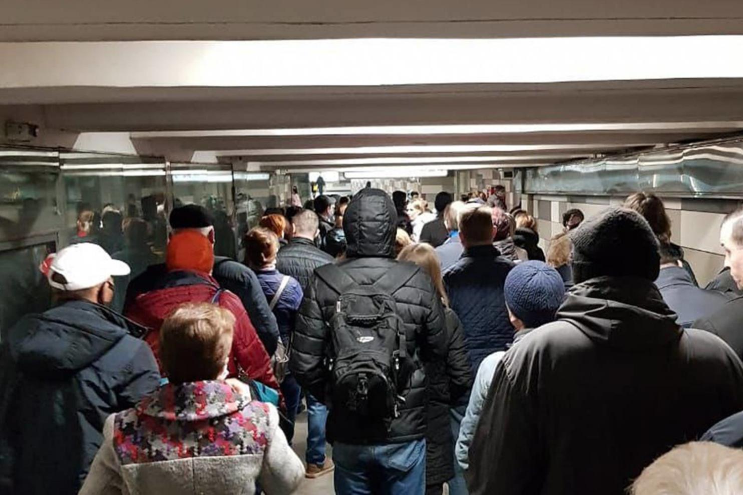 толпа в московском метро