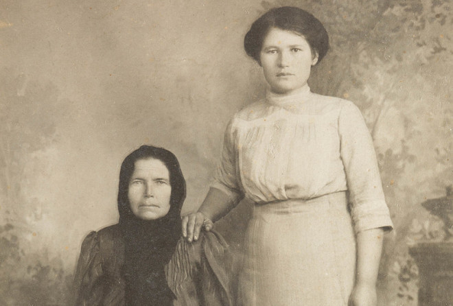 Почему на старых фотоснимках часто кладут руку на плечо Почему на старых фотоснимках часто кладут руку на плечо