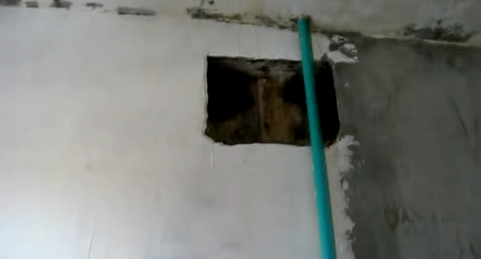 Чтобы привести стены в порядок пришлось их штукатурить и шпаклевать. | Фото: youtube.com. Чтобы привести стены в порядок пришлось их штукатурить и шпаклевать. | Фото: youtube.com.