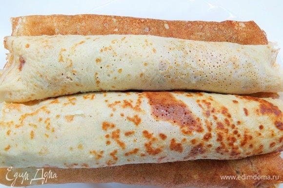 Свернуть блинчик плотным рулетом, повторить процедуру для всех блинчиков, пока не закончится начинка. У меня получилось 5 блинных рулетов. Свернуть блинчик плотным рулетом, повторить процедуру для всех блинчиков, пока не закончится начинка. У меня получилось 5 блинных рулетов.