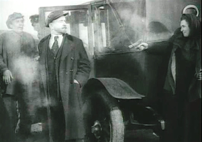Сцена покушения из фильма *Ленин в 1918 году* | Фото: kinofilms.tv Сцена покушения из фильма *Ленин в 1918 году* | Фото: kinofilms.tv