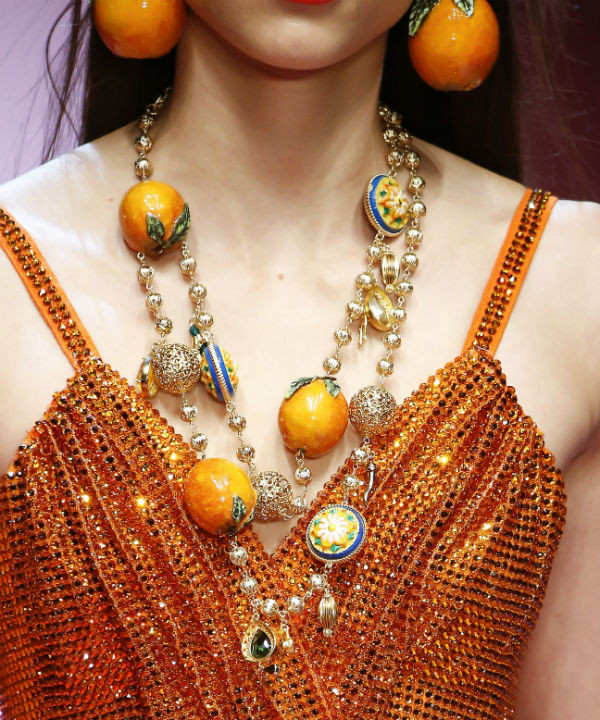 Dolce & Gabbana показали платья с апельсинами, игральными картами и канноли