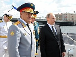 Путин совершил обход кораблей на параде в честь Дня ВМФ в Санкт-Петербурге