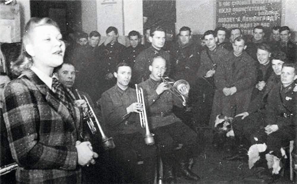 Клавдия Шульженко у бойцов Ленинградского фронта. 1941 год. Клавдия Шульженко у бойцов Ленинградского фронта. 1941 год.