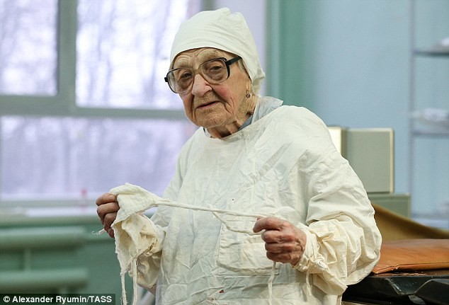  Ей вот-вот стукнет 90, но она по-прежнему оперирует четырех пациентов в день Рязань, ветеран, знай наших, медицина Россия, хирург