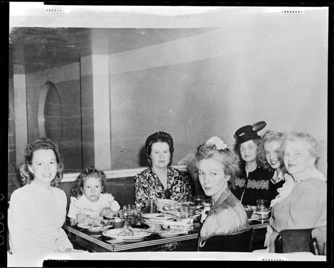 Норма Джин Догерти в китайском ресторане со своей семьей. Мерилин Монро, норма джин, ретро, фото