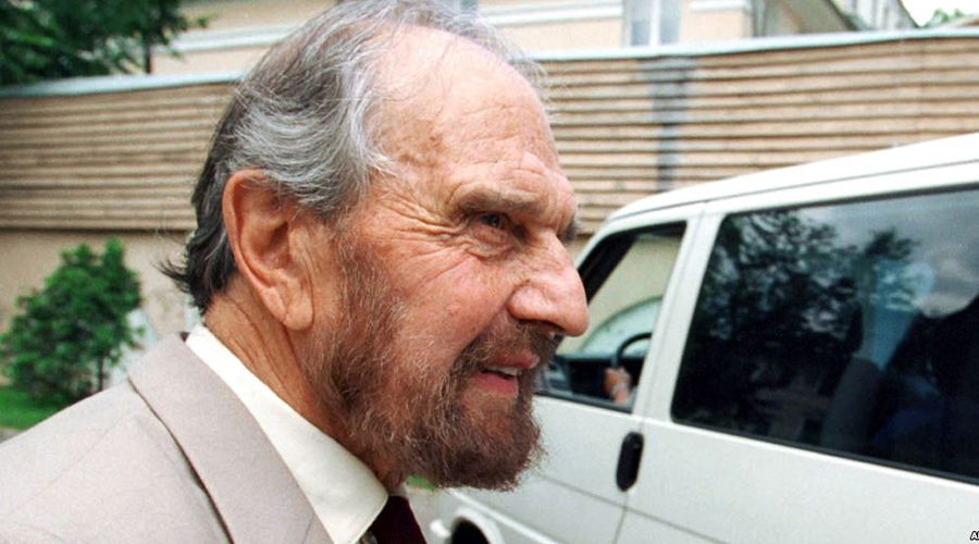 Товарищ полковник Переправившись через ГДР в СССР, разведчик направился прямиком в местное управление КГБ. Естественно, приняли его с распростертыми объятиями и тут же перевели на действительную службу в здание КГБ на Лубянке. Джордж Блейк живет в Москве и сейчас — в 2012 году его поздравил с днем рождения президент России, Владимир Путин.