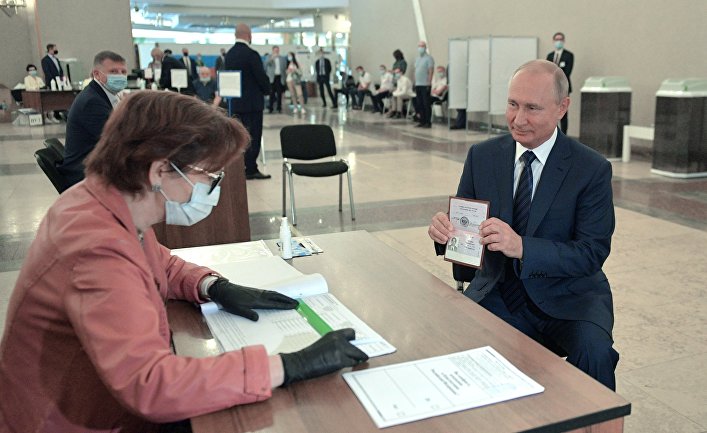 Президент РФ В. Путин принял участие в голосовании по внесению поправок в Конституцию РФ Читатели «Таймс» о результатах голосования в России: «запрет на однополые браки». Значит, не все так плохо
