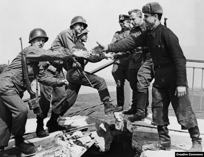 "Встреча на Эльбе": советские и американские войска, встретившиеся в немецком городе Торгау, 25 апреля 1945 года