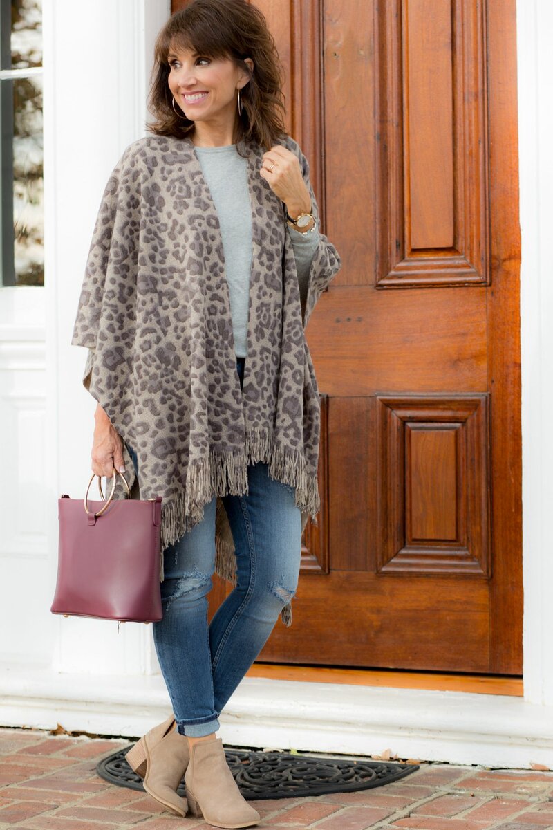Модная женщина носит леопардовое пончо с бахромой. /Фото: i.pinimg.com