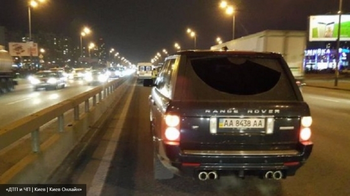 В Киеве школьник погиб под колесами Range Rover В Киеве школьник погиб под колесами Range Rover