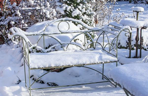 Металлическая скамья вполне может остаться зимовать в саду