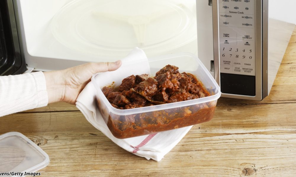 8 продуктов, которые ни за что нельзя подогревать в микроволновке (фото) 8 продуктов, которые ни за что нельзя подогревать в микроволновке (фото)