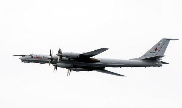 Российский Ту-142 пролетел над флагманским кораблём США на учениях НАТО Российский Ту-142 пролетел над флагманским кораблём США на учениях НАТО