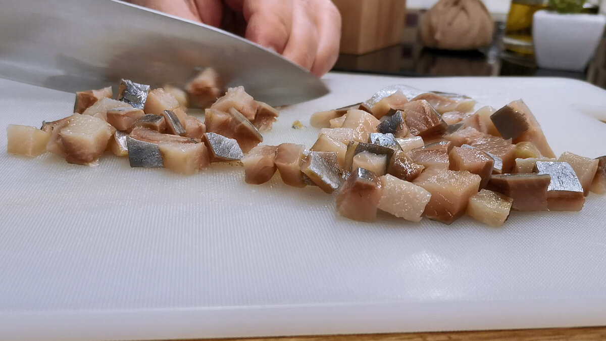 Из селёдочки и банки любых рыбных косервов готовим два шикарных салата на скорую руку. Сразу два вкуснейших рецепта с авокадо