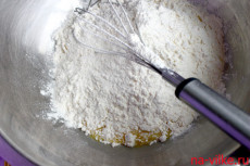 Добавить муку
