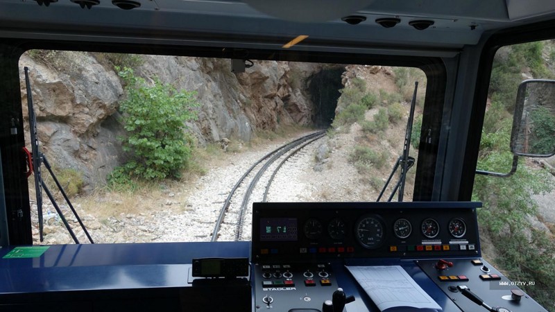 2. Экскурсионный поезд в скале в Мега Спилео железная дорога, интересно, непроходимые места, опасные дороги, тоннель, фото