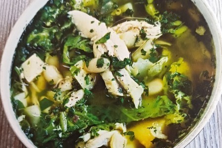 Фото к рецепту: Куриный суп с зеленью и корнеплодами и капустой