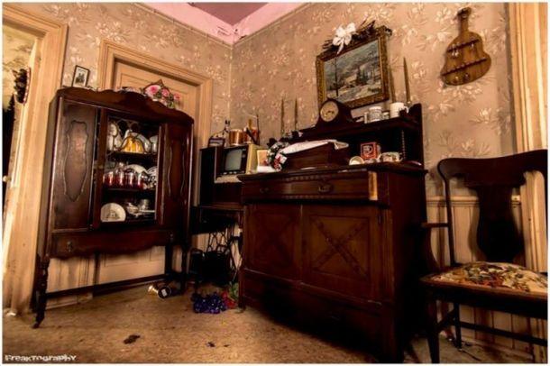 Фотограф был шокирован, войдя внутрь этого заброшенного дома! Фотограф был шокирован, войдя внутрь этого заброшенного дома!