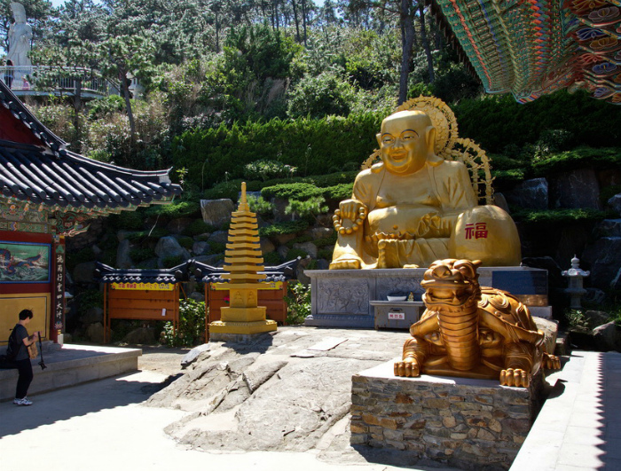 Буддийский храм Хедон Енгунса в Пусане.
