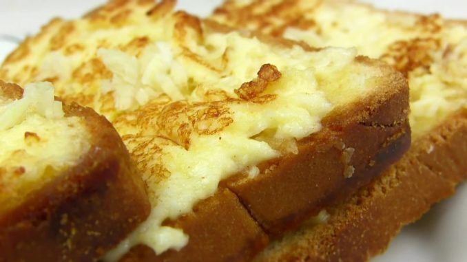 Гренки с тертым сыром и яйцами Гренки с тертым сыром и яйцами
