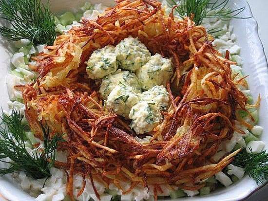 Вкуснее только у мамы — салат "Гнездо глухаря"