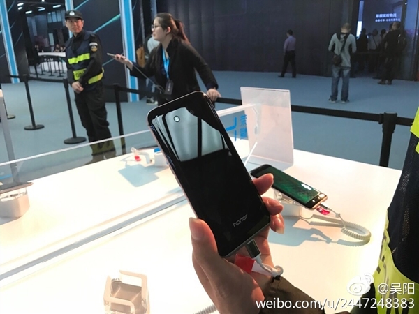Huawei анонсировала уникальный смартфон Honor Magic Huawei анонсировала уникальный смартфон Honor Magic