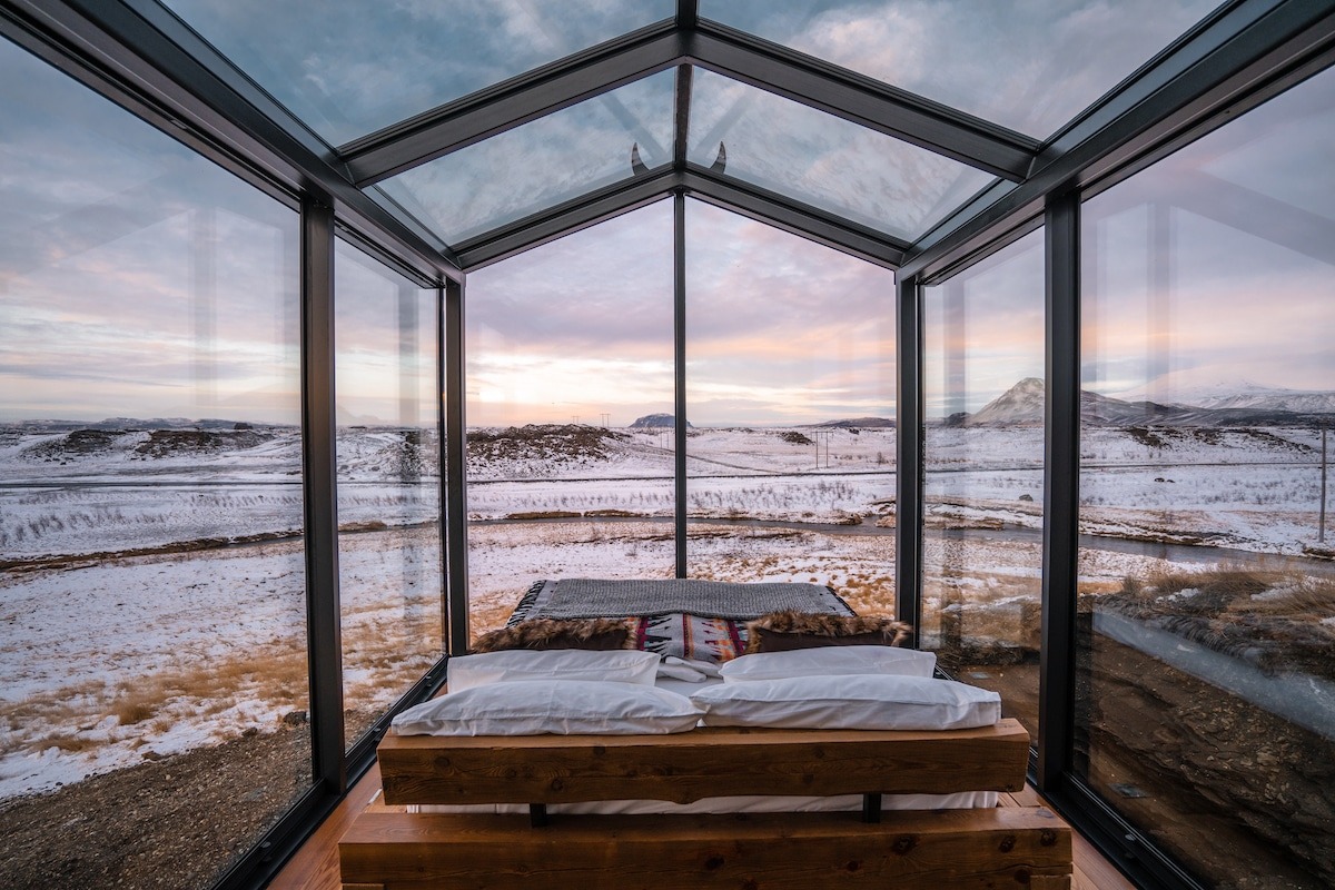 Через окно — к звездам: в Исландии туристам предлагают провести ночь в домиках с прозрачными стенами