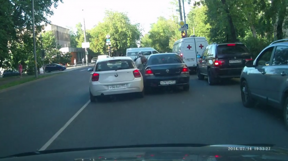 Видео расправы водителя BMW с пожилым автомобилистом взорвало Интернет