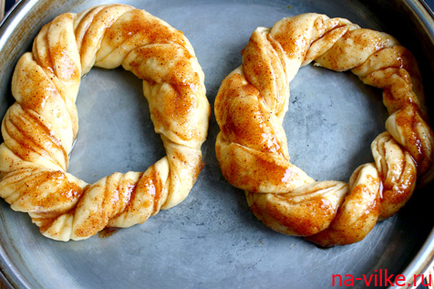 На противне