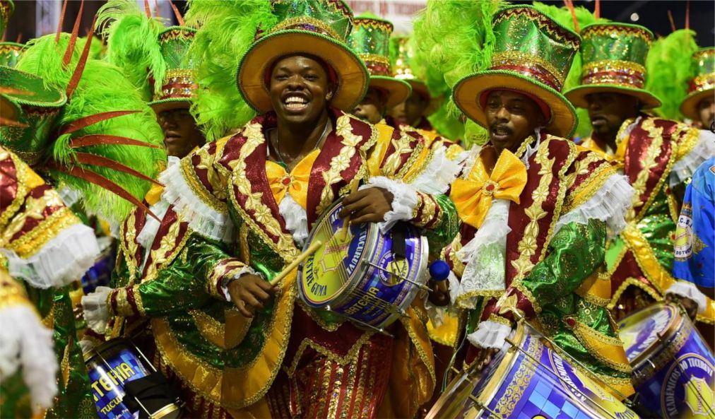 Карнавал в Рио-де-Жанейро http://travelcalendar.ru/wp-content/uploads/2015/08/Karnaval-v-Rio-de-ZHanejro_glav7.jpg