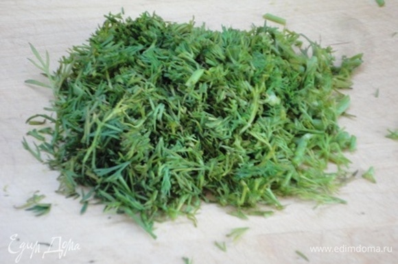 Укроп и листья петрушки нарезать и добавить к яйцам с чесноком. Посолить, поперчить и залить йогуртом или простоквашей.