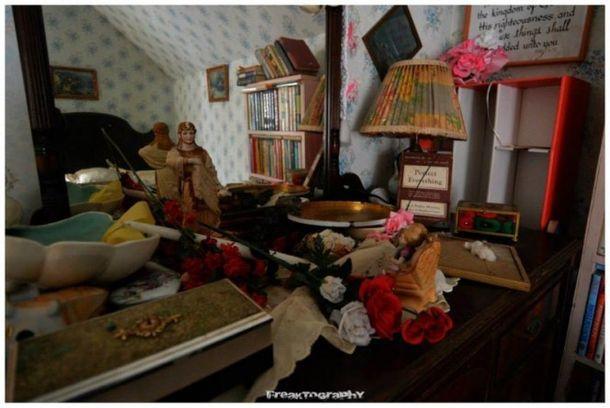 Фотограф был шокирован, войдя внутрь этого заброшенного дома! Фотограф был шокирован, войдя внутрь этого заброшенного дома!
