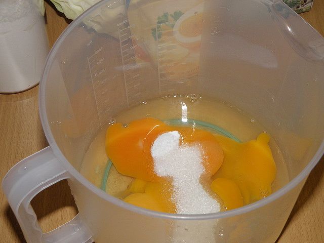 Яйцо, соль, сахар, соду взбить. пошаговое фото этапа приготовления пирога с капустой