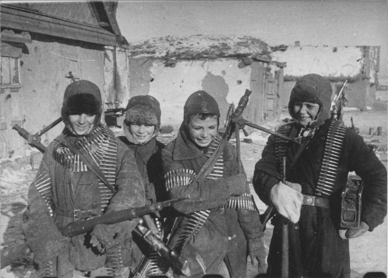 О том, как 11-16 летние детдомовцы два дня защищали свою деревню от фашистов. Враг был отброшен О том, как 11-16 летние детдомовцы два дня защищали свою деревню от фашистов. Враг был отброшен