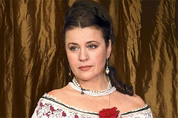 Народная артистка РСФСР Валентина Толкунова | Фото: aif.ru Удары судьбы Валентины Толкуновой: Что скрывалось за улыбкой «русской Джоконды»