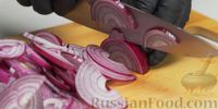 Фото приготовления рецепта: Красный лук в медовом маринаде с пряностями - шаг №1