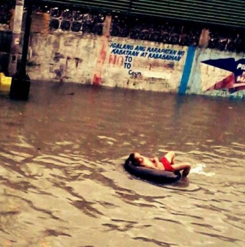 Жизнерадостные люди, которым плевать на непогоду (30 фото) Жизнерадостные люди, которым плевать на непогоду (30 фото)