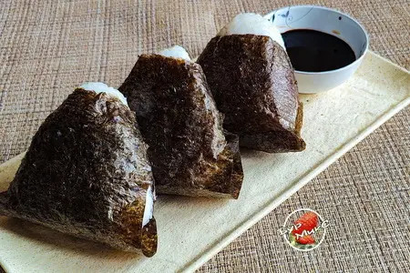 Фото к рецепту: Онигири японские рисовые пирожки / お握り