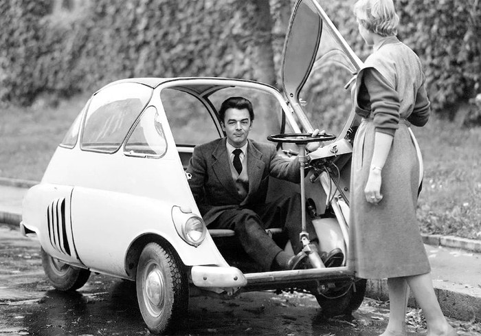 Посадка в эту машину и вправду выглядела довольно забавно. /Фото: inexhibit.com Посадка в эту машину и вправду выглядела довольно забавно. /Фото: inexhibit.com