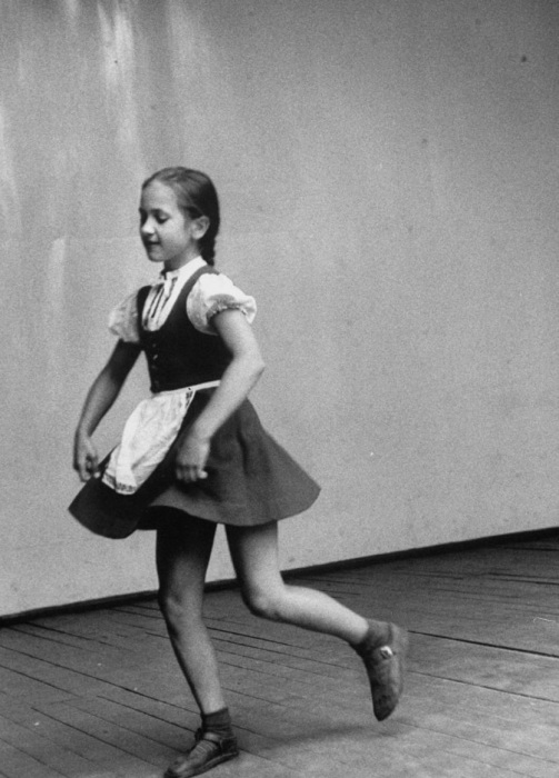 Танцующая на утреннике девочка. СССР, Москва, 1956 год. Танцующая на утреннике девочка. СССР, Москва, 1956 год.