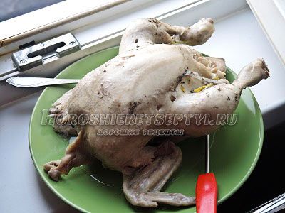 суп с курицей и черносливом и. original. суп с курицей и черносливом и фото. суп с курицей и черносливом и-original. картинка суп с курицей и черносливом и. картинка original. Диетические супы — важнейшая часть здорового питания. Но рецептов диетических блюд с курицей не так и много, и все они однотипны. Сегодня мы решили приготовить первое блюдо в английском стиле и подготовили для вас рецепт, который удивит вас новым, богатым вкусом и низкой калорийностью. Суп, который мы будем готовить, называется в оригинале коки-лики, что дословно переводится как курица и лук-порей. Очень неожиданный ингредиент для супа — чернослив — здесь играет второстепенную роль, но в конечном итоге именно он придает блюду интересный сладковатый вкус. Этот диетический куриный суп разнообразит повседневное меню. Вы давно не удивляли своих близких новым блюдом с неизбитым вкусом? Тогда этот рецепт для вас.