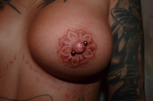 Nippel tattoo heart