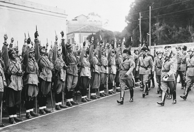 Муссолини инспектирует своих чернорубашечников. Рим, 5 ноября 1936 года Муссолини инспектирует своих чернорубашечников. Рим, 5 ноября 1936 года