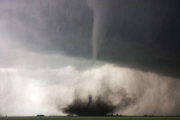 tornado-molniyami-ohotnik-krasivye-fotografii-neobychnye-fotografii