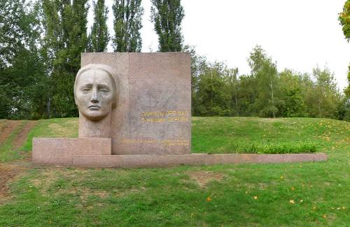 В Полтаве вандалы осквернили монумент Скорбящей матери и памятник жертвам нацизма