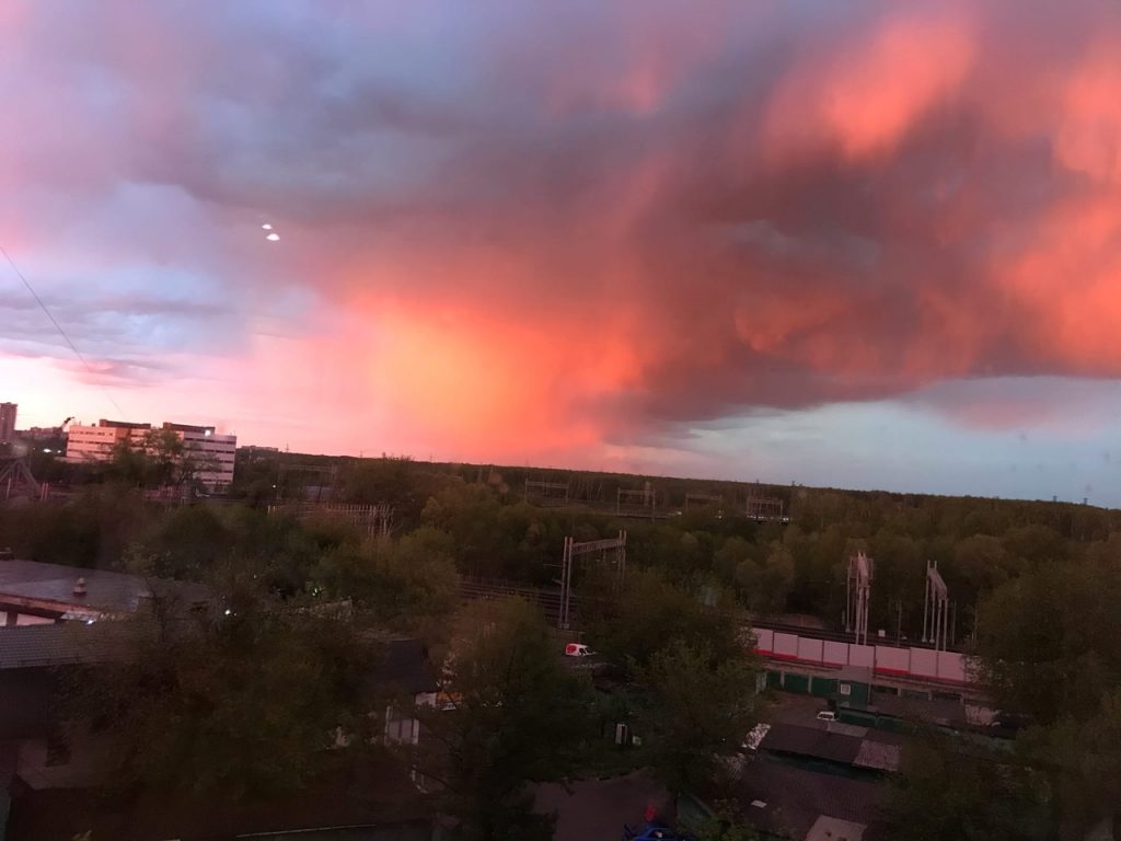Акварели природы: жительница района сфотографировала закат с видом на МЦК «Ростокино»